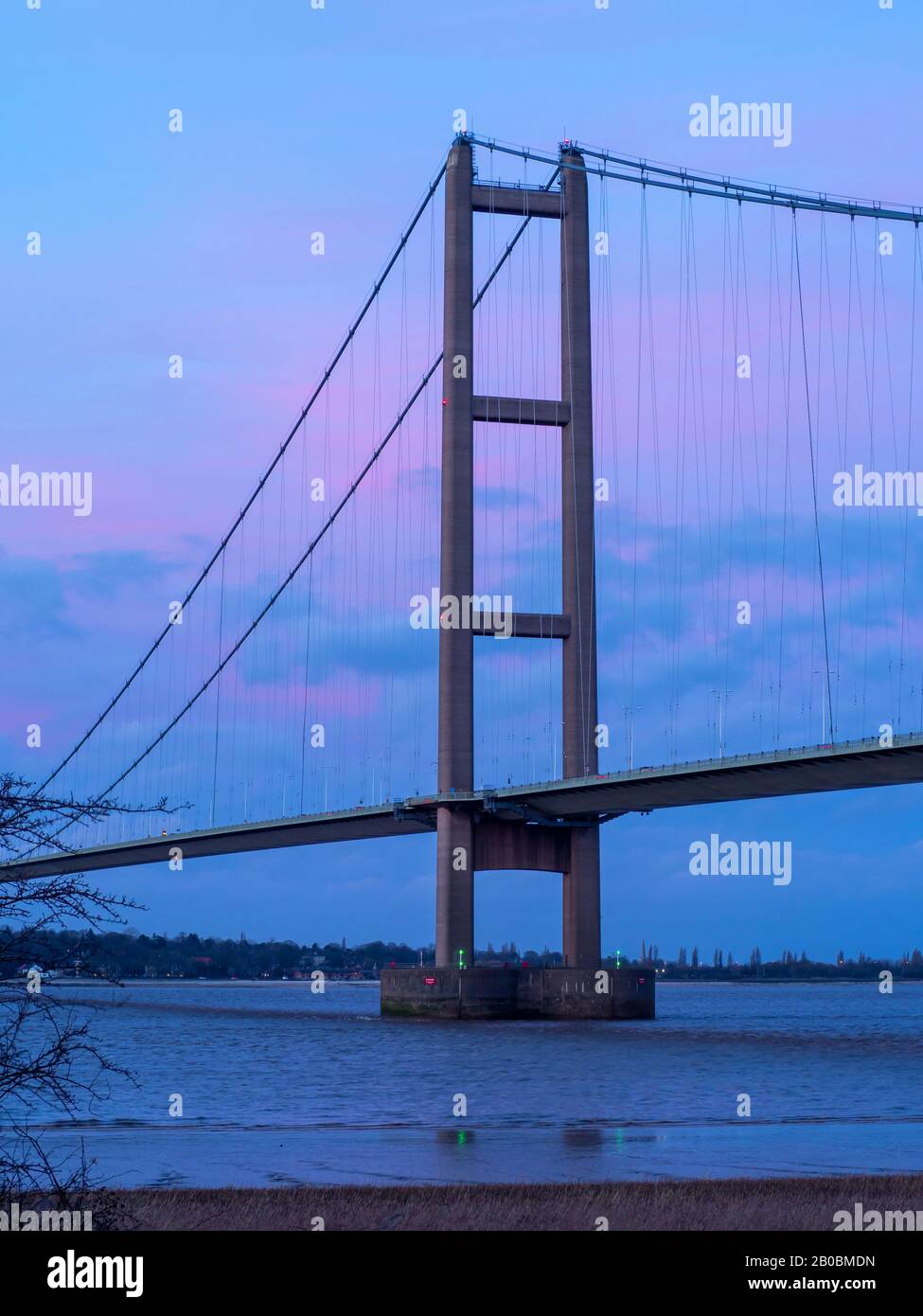 Una delle torri principali del Ponte Humber appena prima del tramonto, North Lincolnshire, Inghilterra Foto Stock