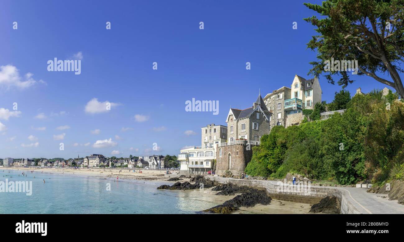 Località balneare con spiaggia e passeggiata, Saint-Cast-le-Guildo, Dipartimento Cotes-d'Armor, Francia Foto Stock