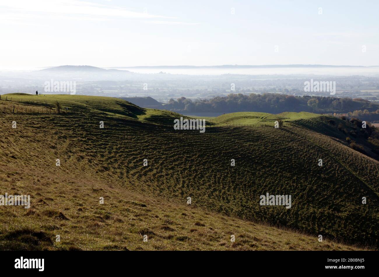 Una collina di Duncliffe distante vista dalla collina di Iron Age Fort White Sheet Hill, Wiltshire, Inghilterra, Regno Unito Foto Stock