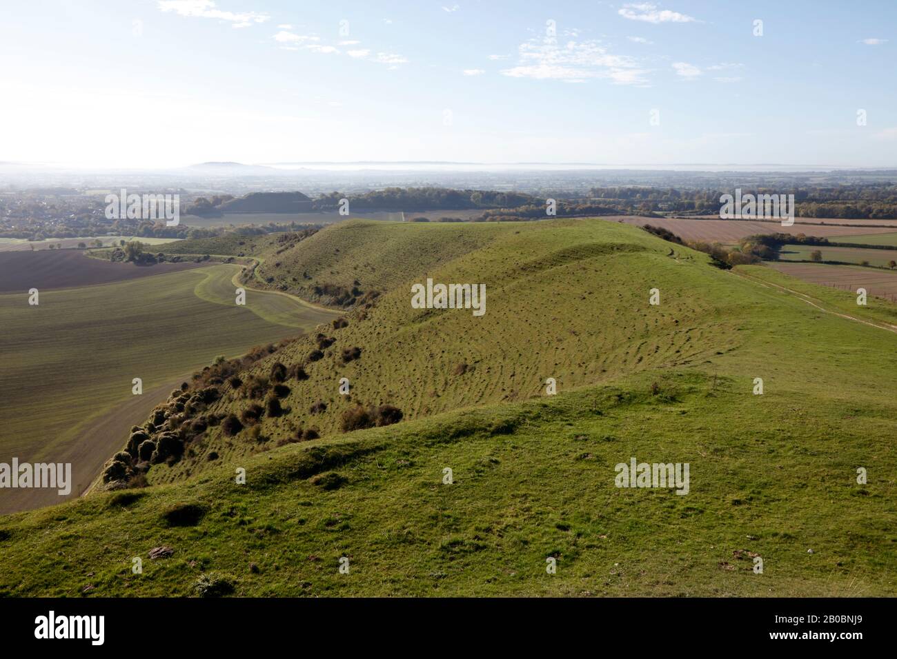 Una collina di Duncliffe distante vista da White Sheet Hill, Wiltshire, Inghilterra, Regno Unito Foto Stock