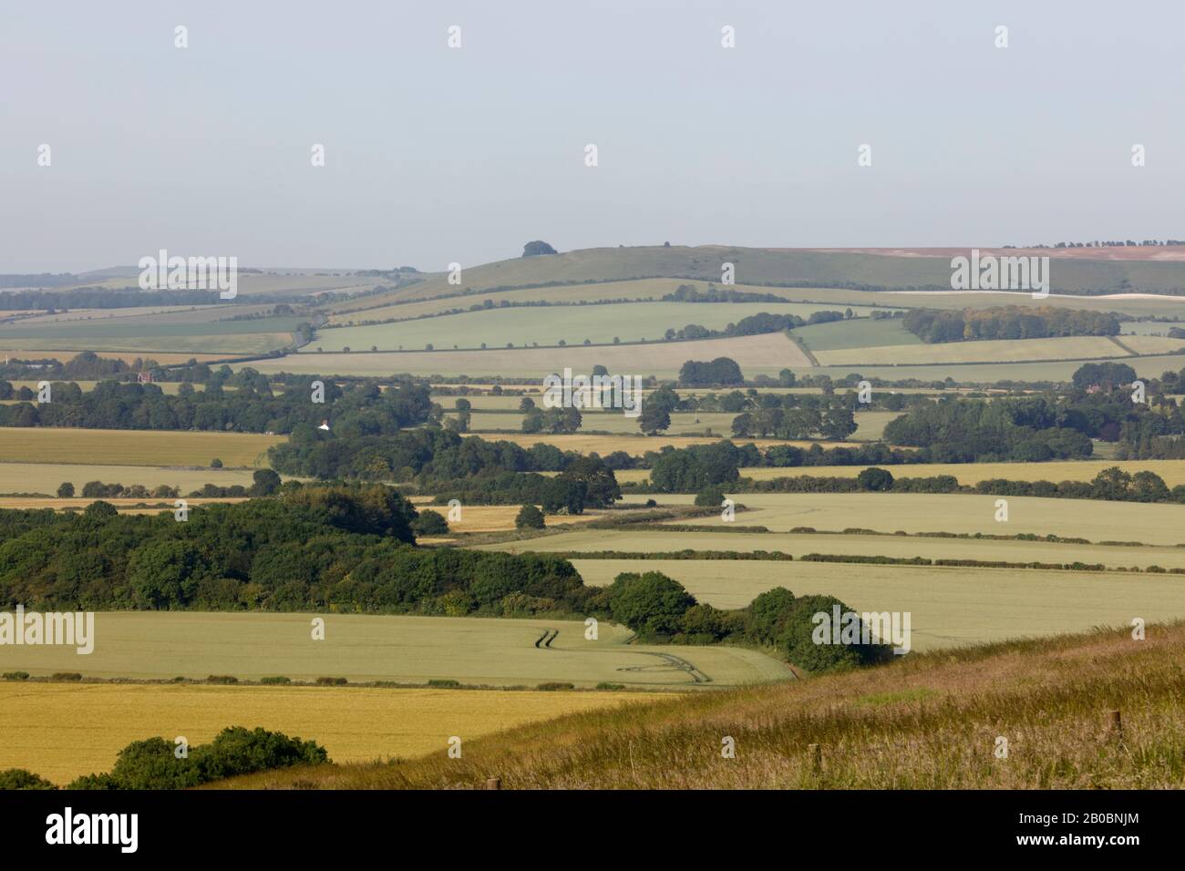 Vista sul campo da patchwork a Iron Age Hill Fort Liddington Castle, Wiltshire, Inghilterra, Regno Unito Foto Stock