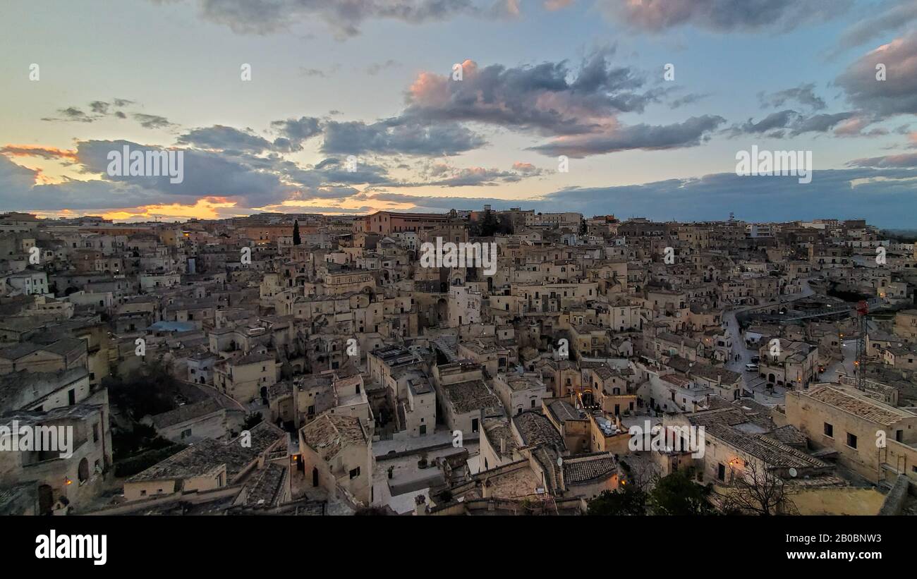 Matera,italia,ampio panorama della città vecchia rocciosa al tramonto,basilicata Foto Stock