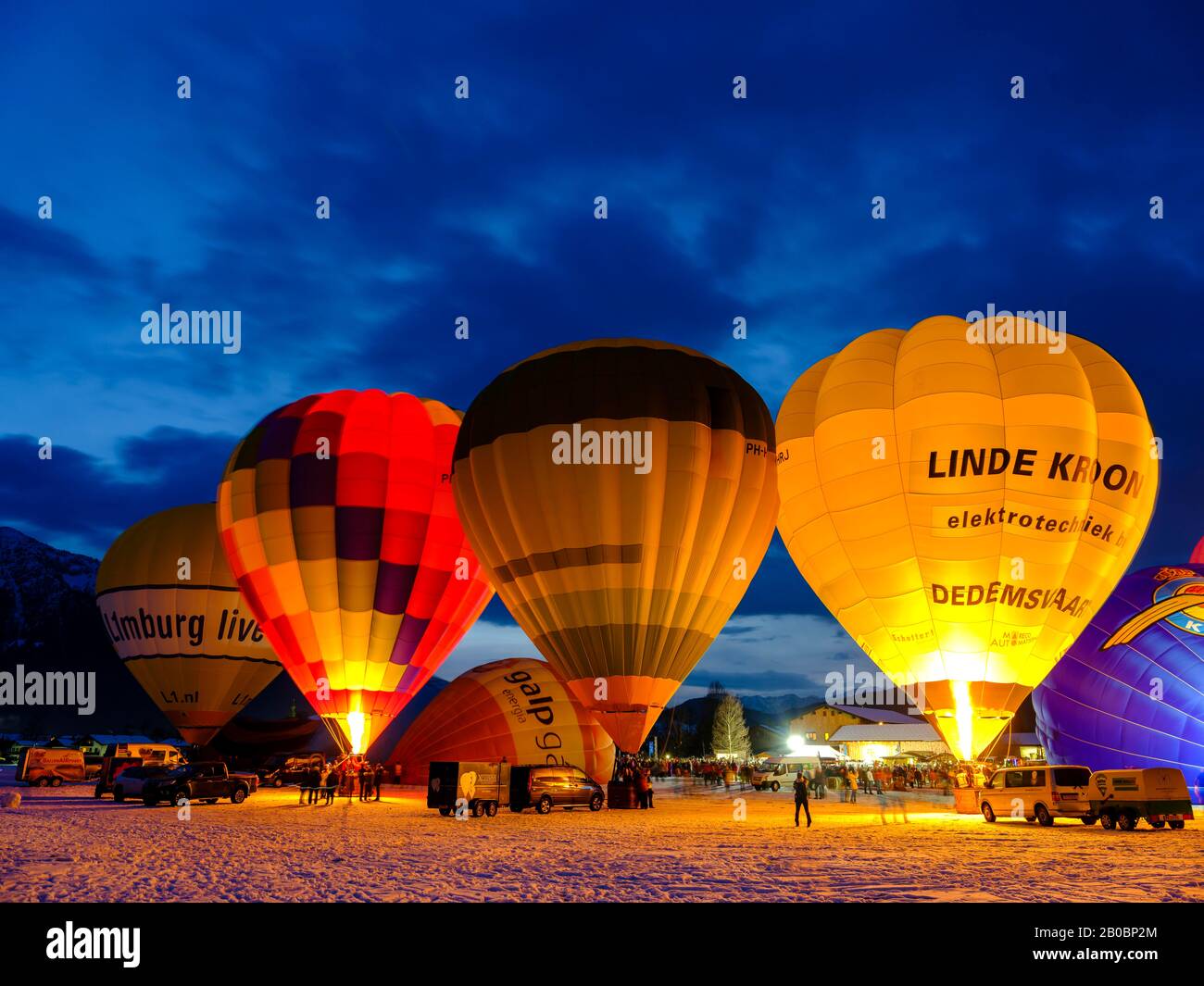 Balloon Glow, Balloon Festival, Inzell, County Traunstein, Alta Baviera, Baviera, Germania Foto Stock