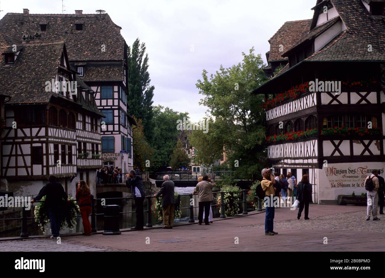 FRANCIA, ALSAZIA, STRASBURGO, CENTRO STORICO, CASE A GRATICCIO LUNGO IL CANALE Foto Stock
