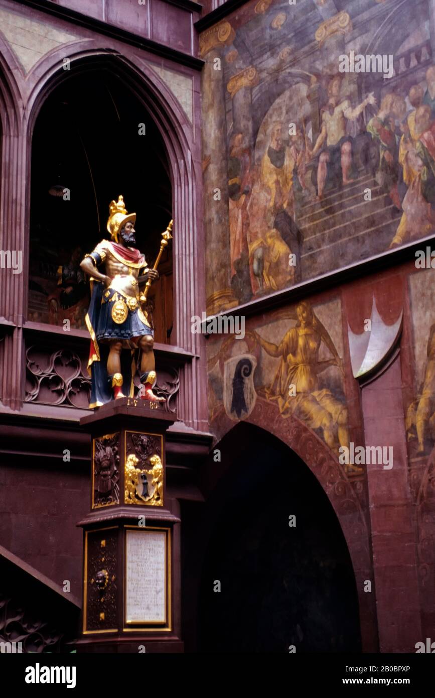 SVIZZERA, BASILEA, MUNICIPIO, DETTAGLIO DI MURALES DIPINTI NEL CORTILE, STATUA Foto Stock