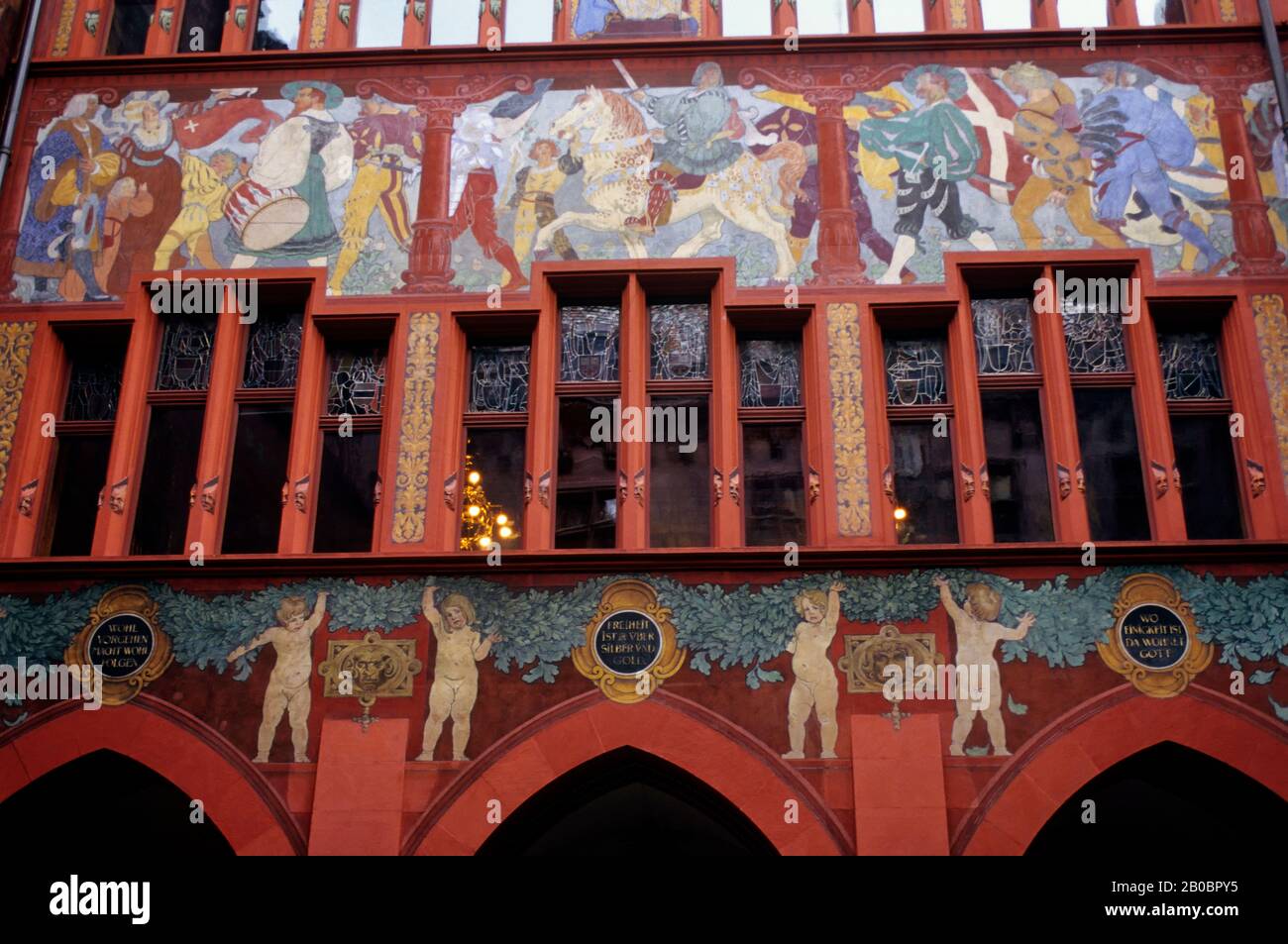 SVIZZERA, BASILEA, MUNICIPIO, DETTAGLIO DI MURALES DIPINTI NEL CORTILE, FINESTRE Foto Stock