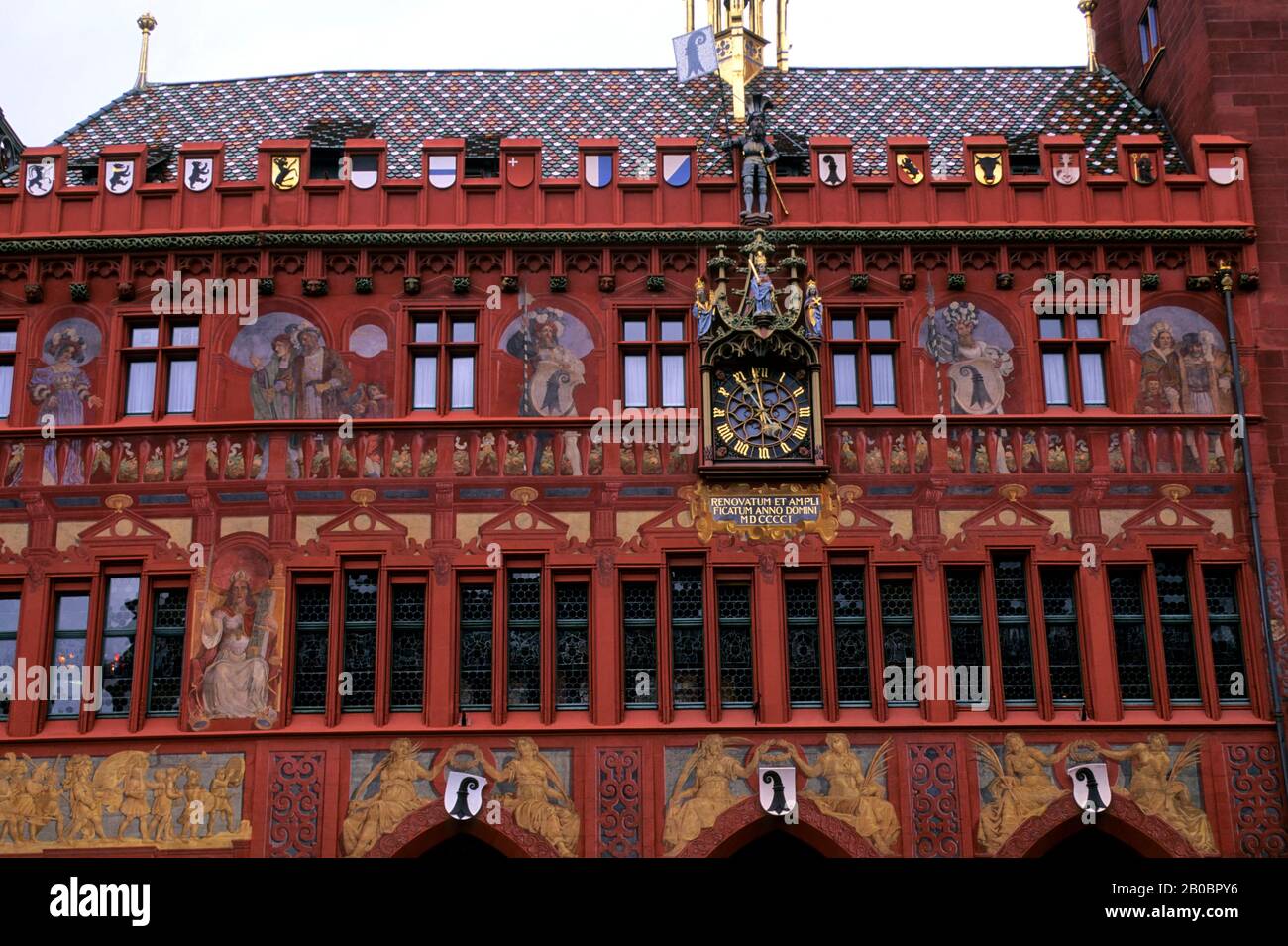 SVIZZERA, BASILEA, MUNICIPIO, PARTICOLARE DI FACCIATA DIPINTA CON OROLOGIO Foto Stock