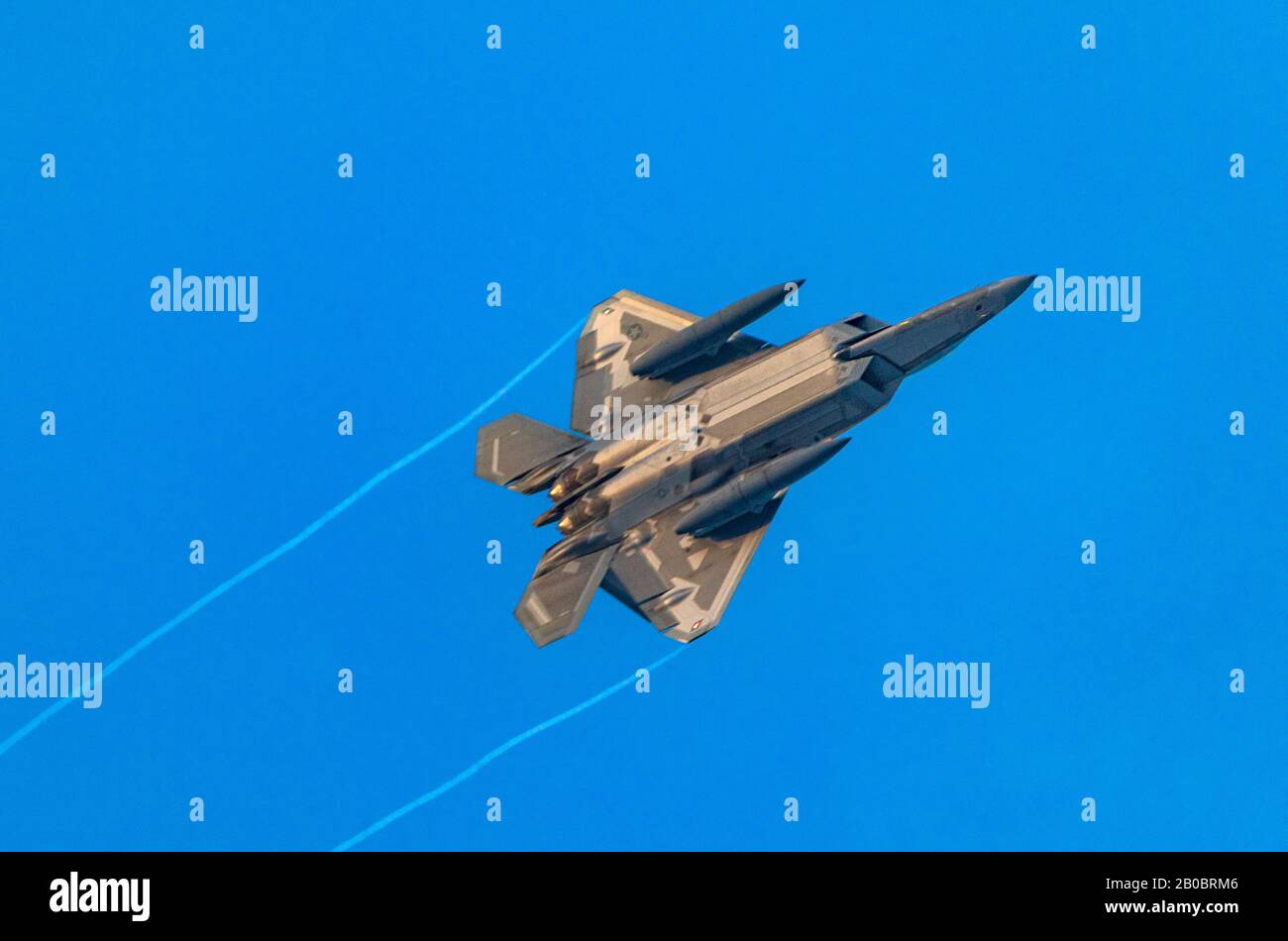 In questo colpo un Lockheed Martin F-22 Raptor fa una svolta bancaria dopo il decollo dalla base dell'aeronautica di Hill, Layton, Utah, Stati Uniti. Foto Stock
