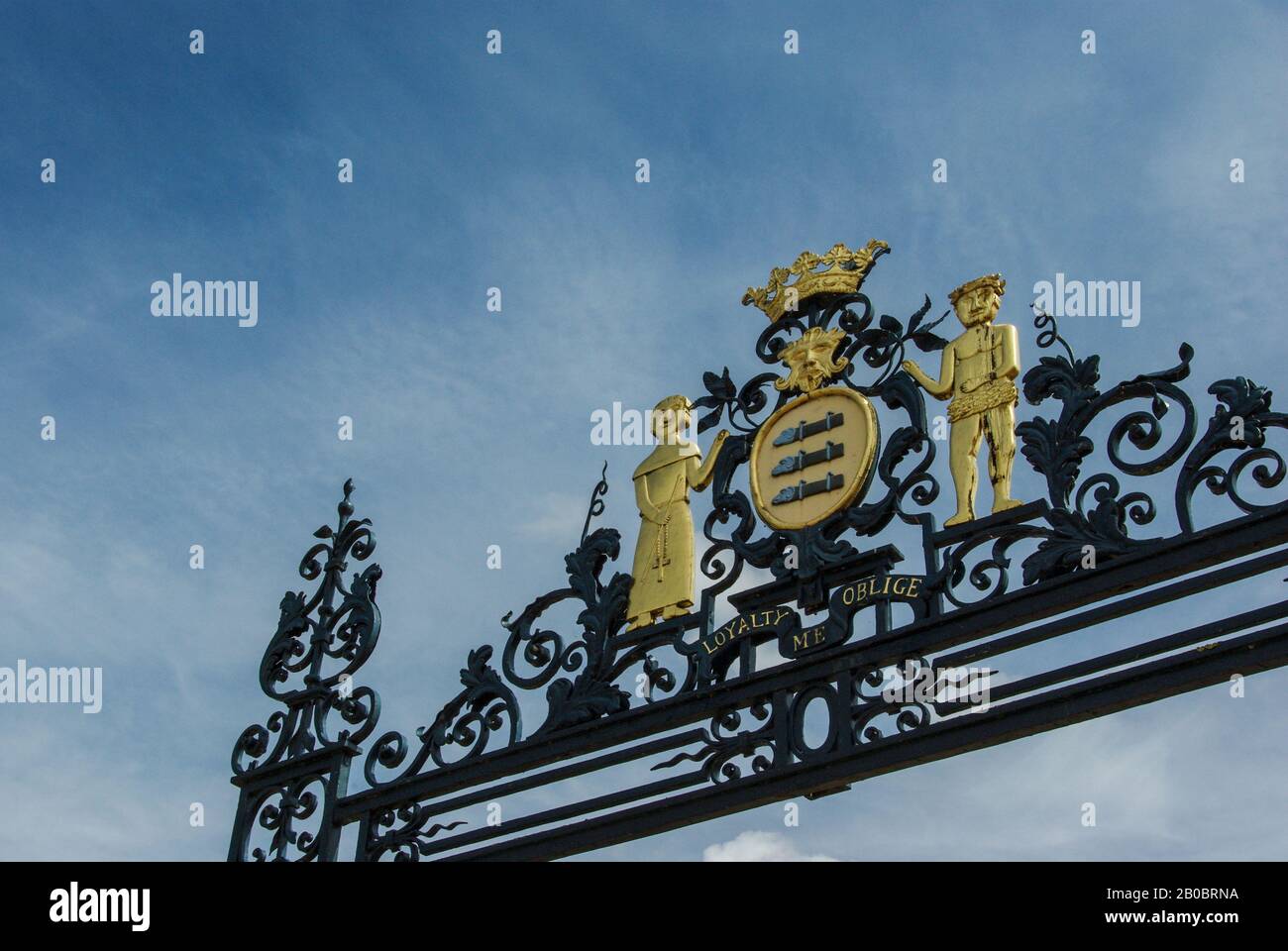 Dettaglio dalle porte d'ingresso al castello di Grimsthorpe che mostra la cresta della famiglia Bertie; Lincolnshire, Regno Unito Foto Stock