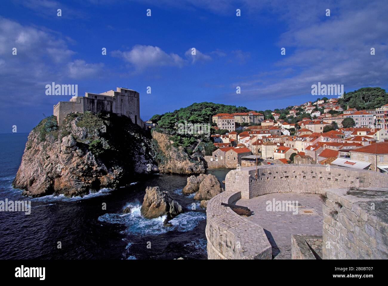 CROAZIA, DUBROVNIK, CITTÀ MURO A PIEDI, COSTA, FORTIFICAZIONI Foto Stock