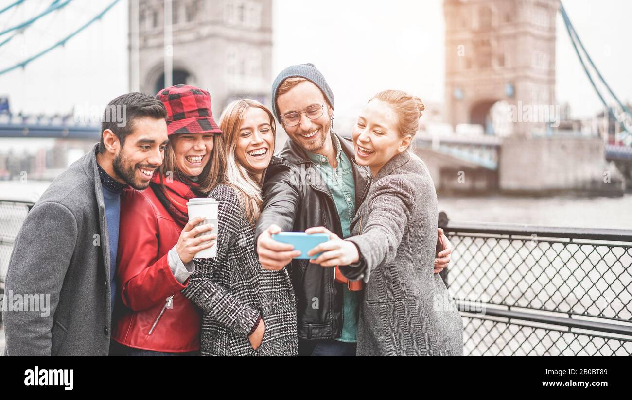 Amici giovani felici che fanno video per social media rete prossimo Tower bridge - persone Millennial divertirsi con le nuove tendenze tecnologia - Viaggi e fr Foto Stock