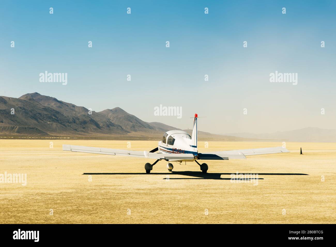 Piccolo aereo nel deserto con un cielo blu e il sert tutto intorno Foto Stock