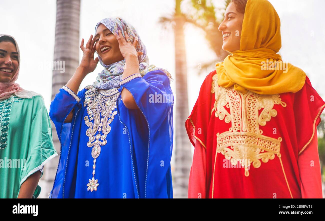 Buone donne musulmane che camminano nel centro della città - giovani ragazze arabe che si divertono insieme nella giornata di sole - amicizia, gioventù, cultura etnica e religione dres Foto Stock