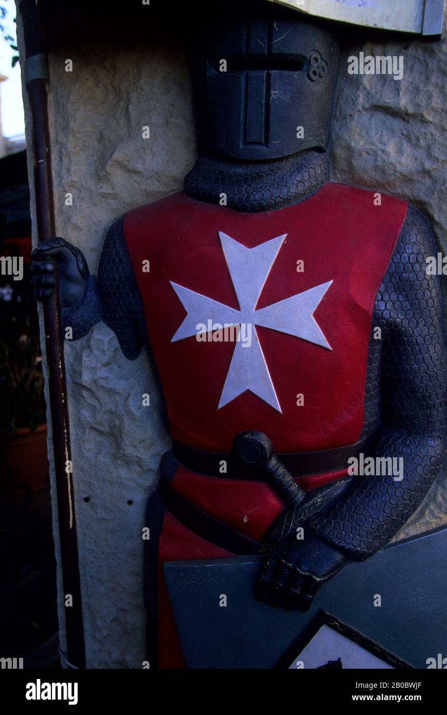 MALTA, VALLETTA, STREET SCENE, STATUA DEL CAVALIERE CON CROCE MALTESE Foto Stock