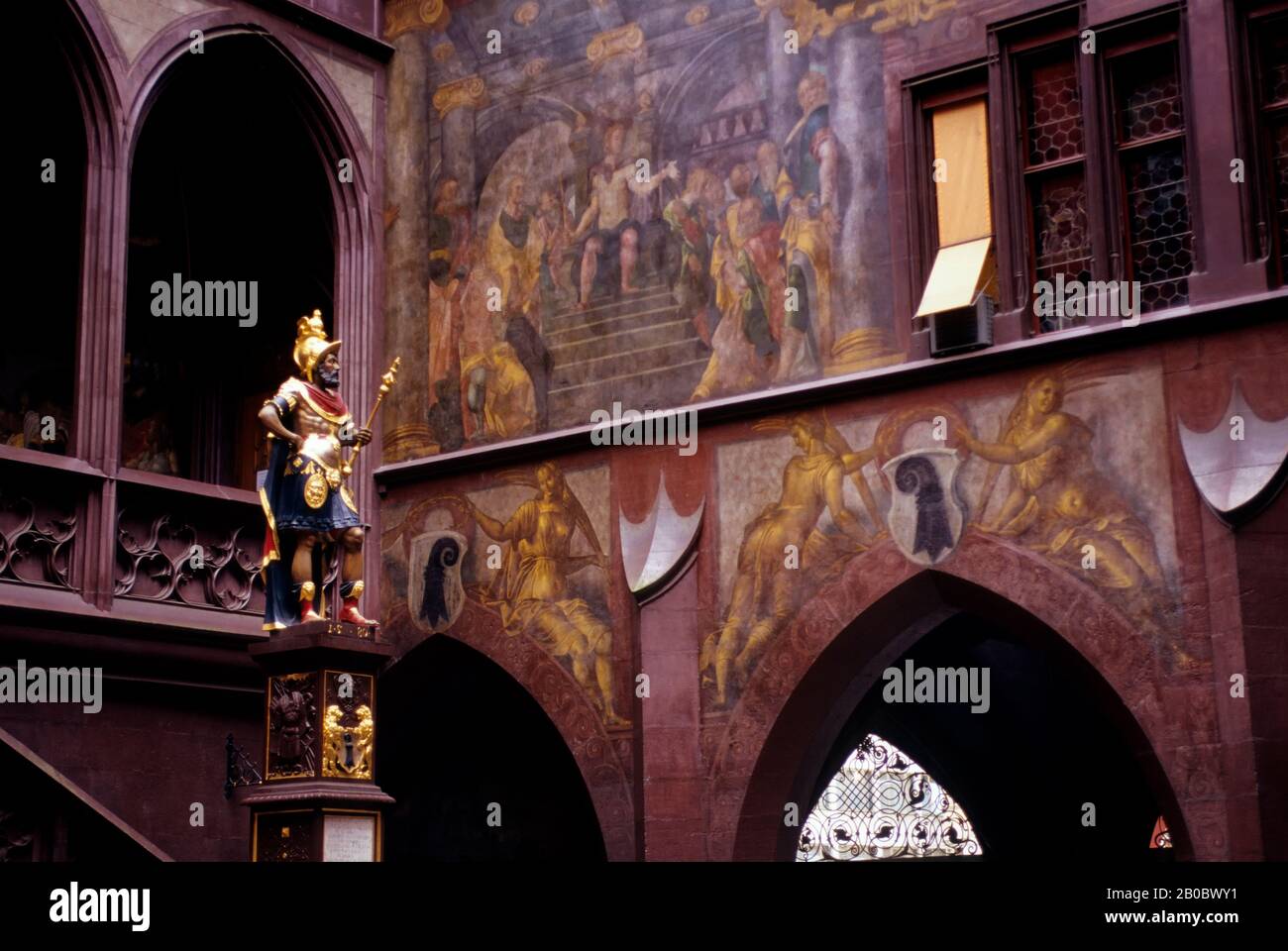 SVIZZERA, BASILEA, MUNICIPIO, DETTAGLIO DI MURALES DIPINTI NEL CORTILE, STATUA Foto Stock