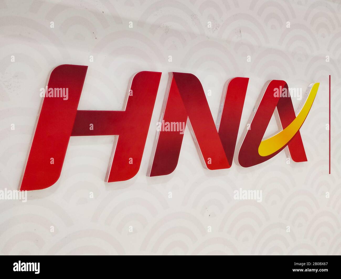 Conglomerato cinese HNA Group marchio di società di servizi finanziari visto in Haikou. Foto Stock