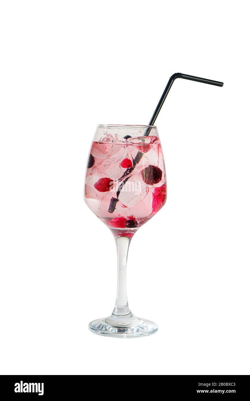 Cocktail trasparente, acqua rinfrescante in un bicchiere alto con cubetti di ghiaccio, paglia e frutti di bosco, ciliegia, ribes, vista laterale, sfondo bianco isolato. Bere Foto Stock