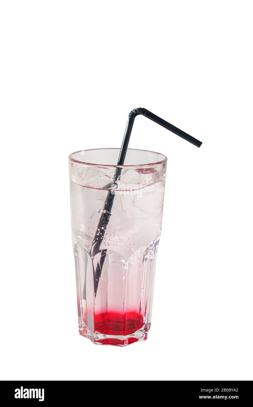 Cocktail trasparente, acqua rinfrescante in un bicchiere alto con paglia, cubetti di ghiaccio, frutti di bosco, sciroppo di frutta. Vista laterale. Sfondo bianco isolato. Drink per il Foto Stock