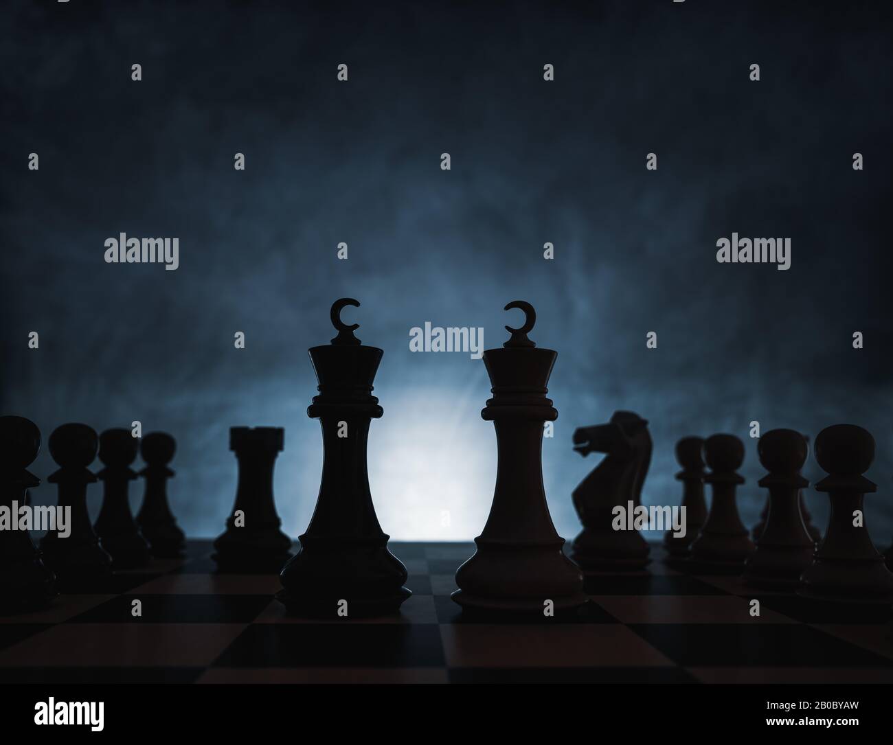 Gioco di scacchi concetto di sfida, idee e concorrenza. Personaggi di scacchi isolati con sfondo scuro con nebbia e luce bianca Foto Stock