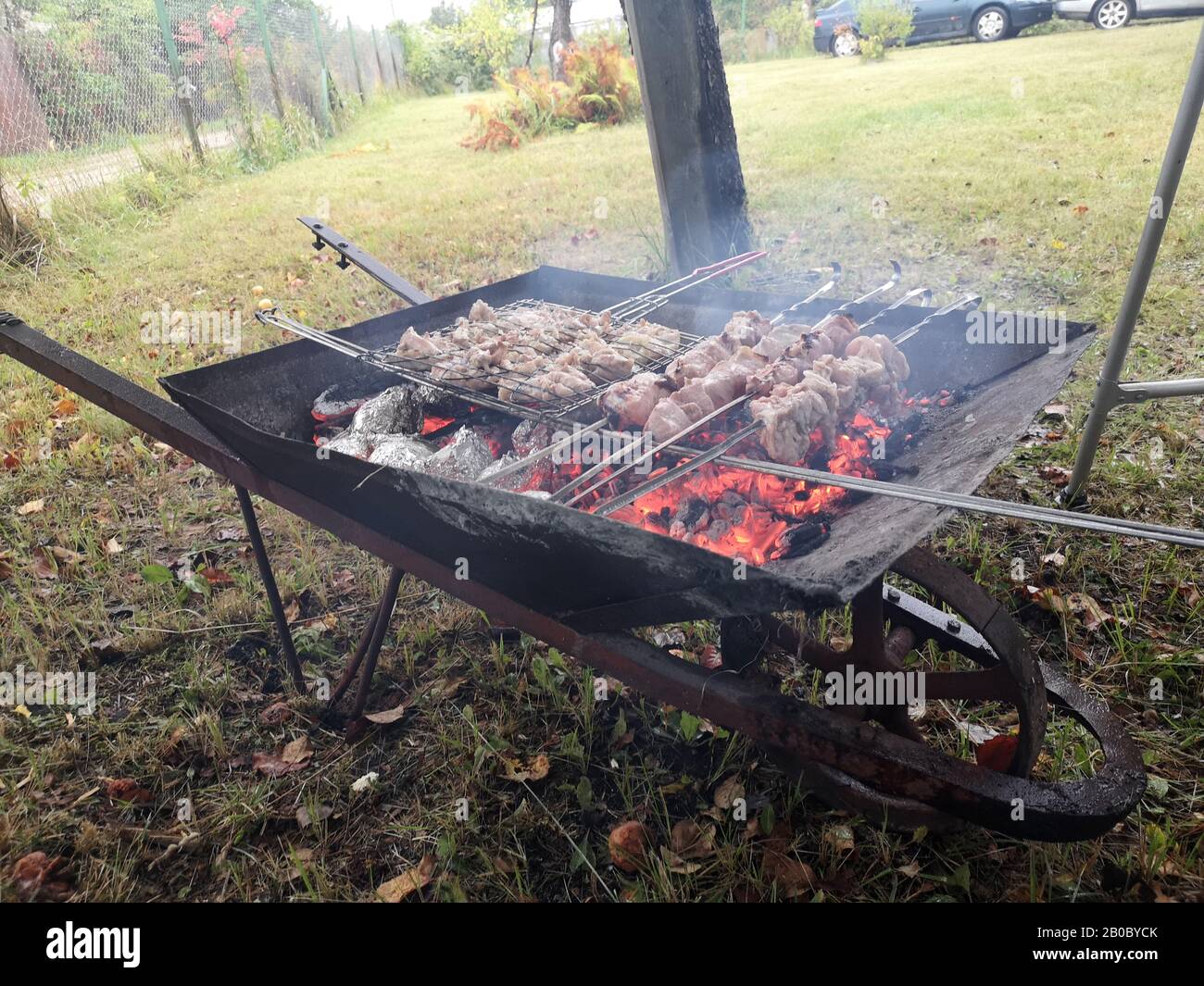 La cottura alla griglia spiedini su barbecue grill. Soleggiata giornata estiva. Foto Stock