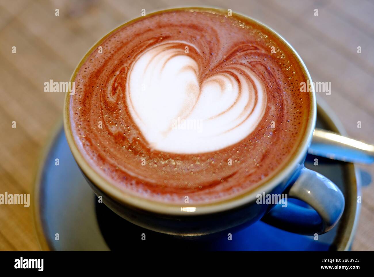 forma a cuore bianco su bevanda di cioccolato caldo belga Foto Stock