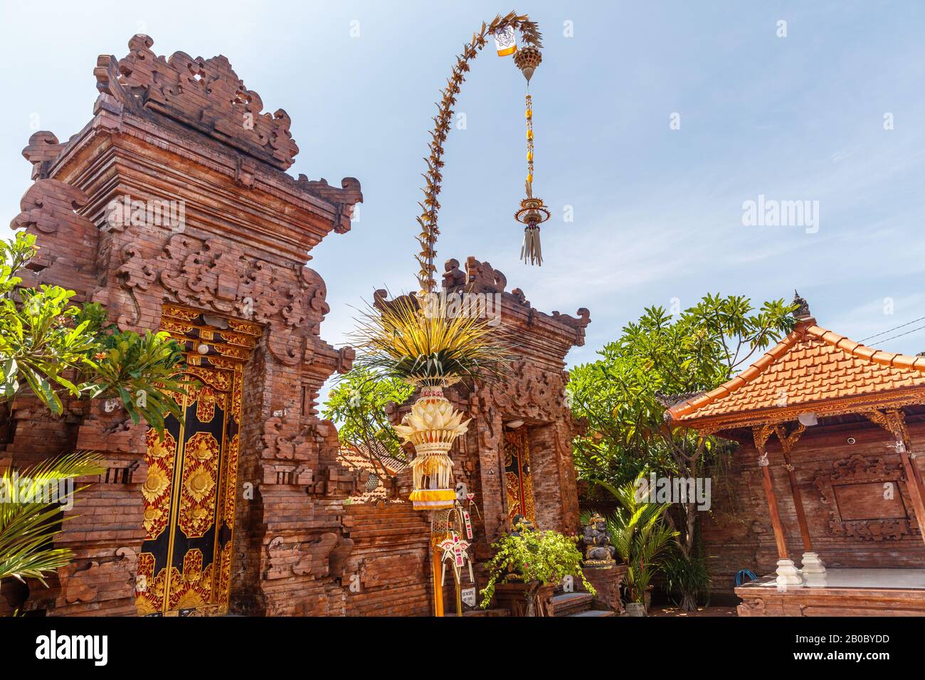 Polo Penjor vicino al tempio indù balinese, celebrazione Galungan. Canggu, Bali Island, Indonesia. Foto Stock
