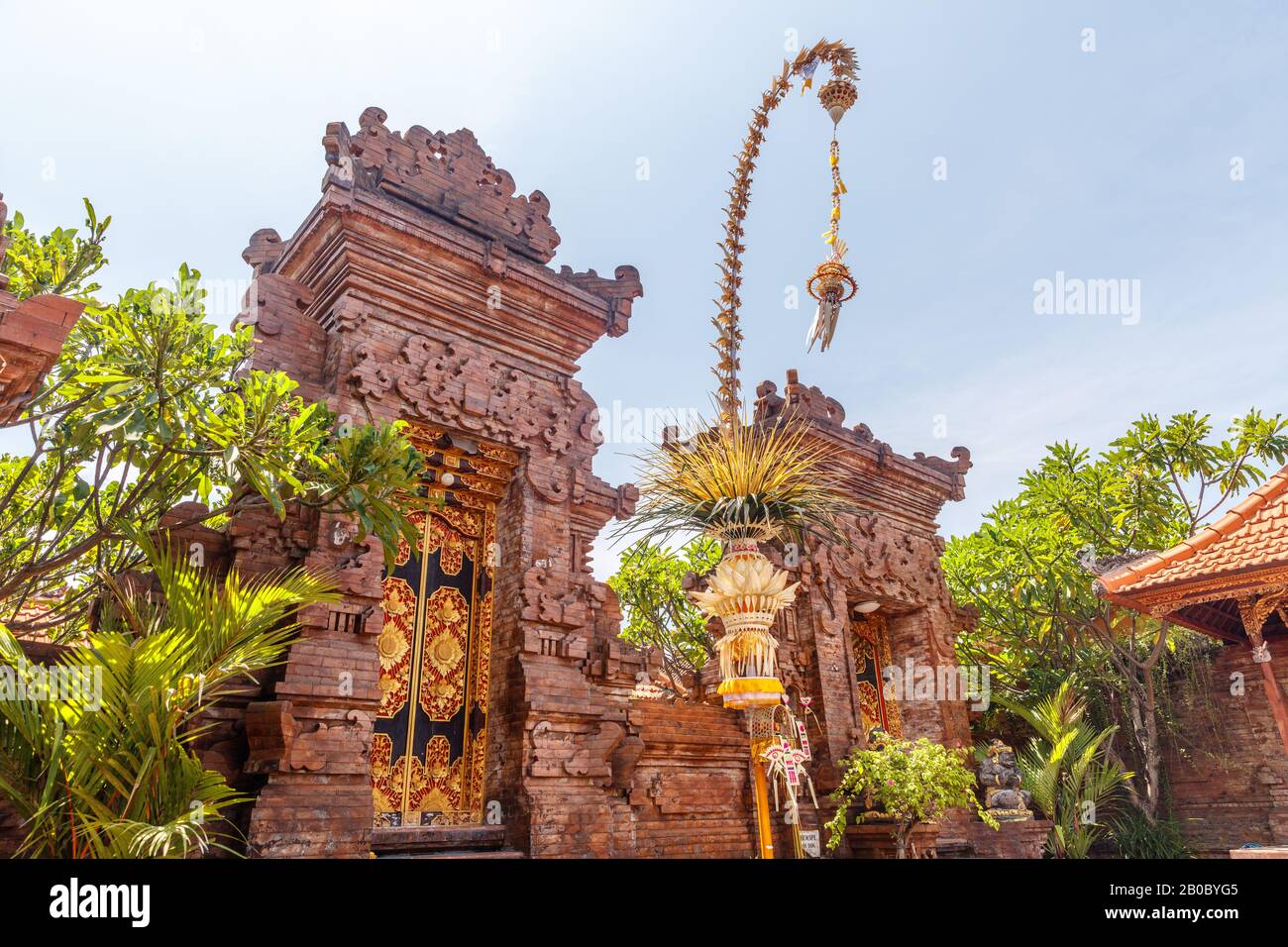 Polo Penjor vicino al tempio indù balinese, celebrazione Galungan. Canggu, Bali Island, Indonesia. Foto Stock