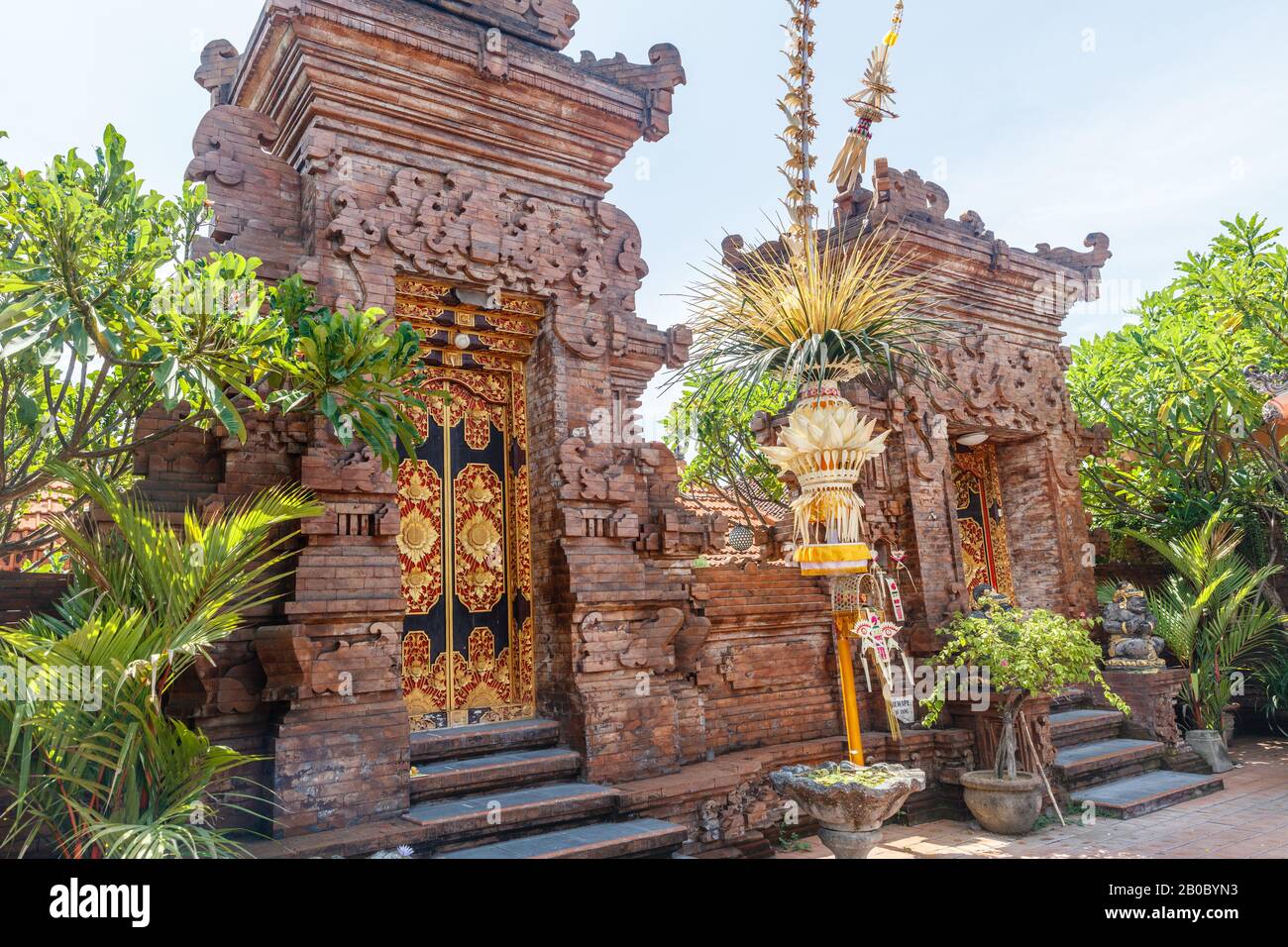 Polo Penjor vicino al tempio indù balinese, celebrazione Galungan. Canggu, Bali Island, Indonesia. Foto Stock