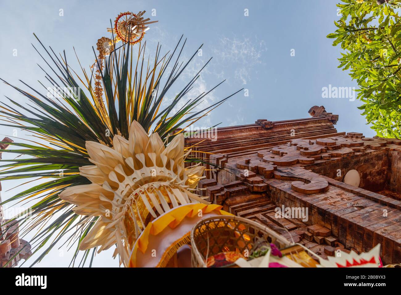 Polo Penjor vicino al tempio indù balinese, celebrazione Galungan. Canggu, Bali Island, Indonesia. Foto Stock