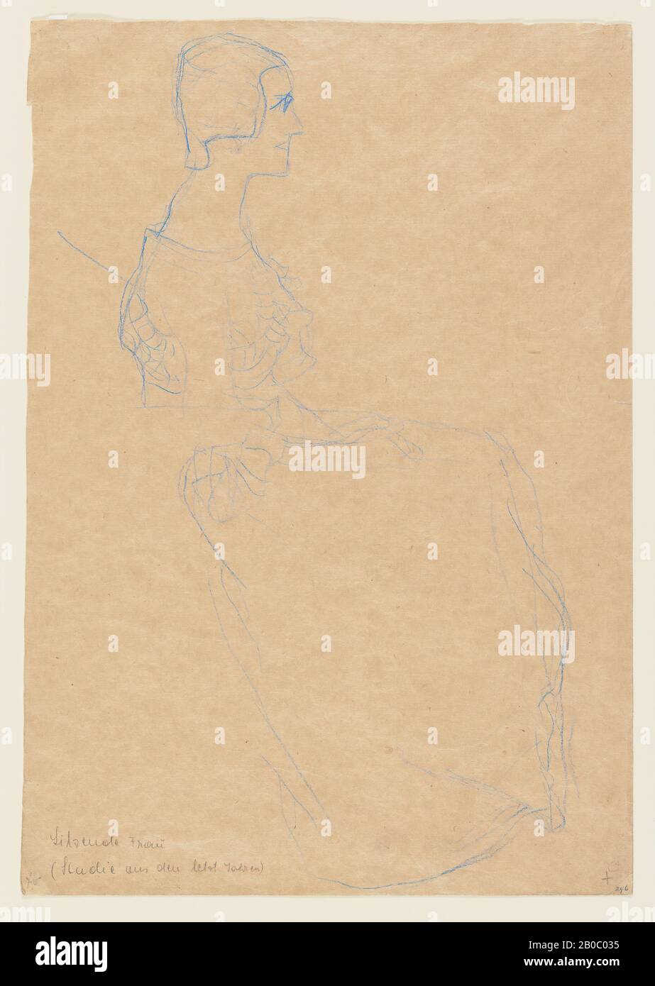 Gustav Klimt, Donna Seduta, 1900, gesso su carta, 17 5/8 in. X 12 3/8 in. (44,8 cm. X 31,5 cm.), Gustav Klimt, artista leader in fin de siecle Vienna, preparò i suoi ritratti di donne della società, spesso amici e artisti, con numerosi disegni rapidi. Tipicamente hanno tracciato rapidamente i vestiti di moda dei sitters. Questo foglio si concentra sulla creazione di un collo, una cascata di volant, e una gonna voluminosa che oscura completamente le gambe della donna. Le linee a matita blu riempiono la carta dall'alto verso il basso, notando le proporzioni della testa sul collo allungato, superiore a. Foto Stock