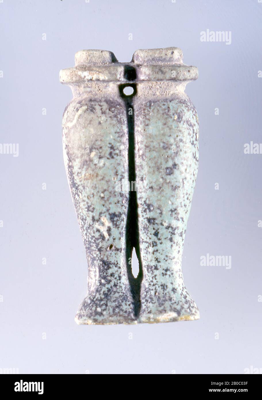 Artista sconosciuto, Amulet, n.d., ceramica, 1 5/8 in. X 13/16 in. (4,1 cm x 2 cm.) Foto Stock