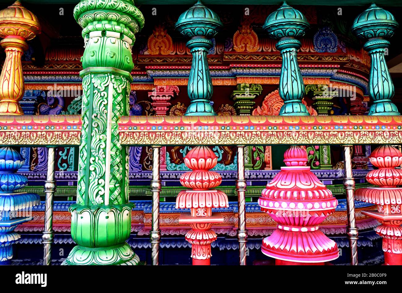 Tempio indù con forme architettoniche, forme e disegni colorati e unici Foto Stock