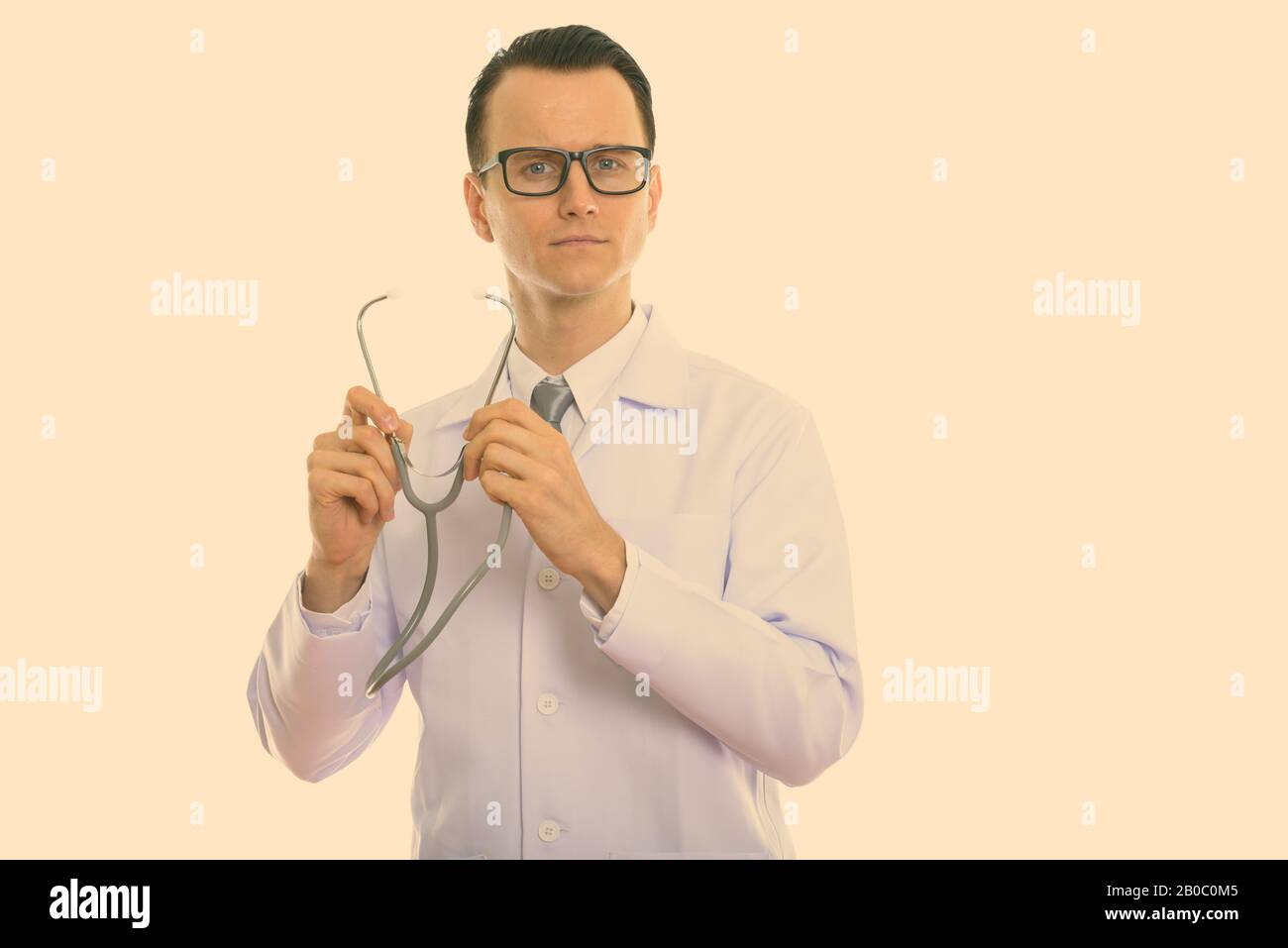 Studio shot del giovane uomo bello medico stetoscopio di apertura Foto Stock