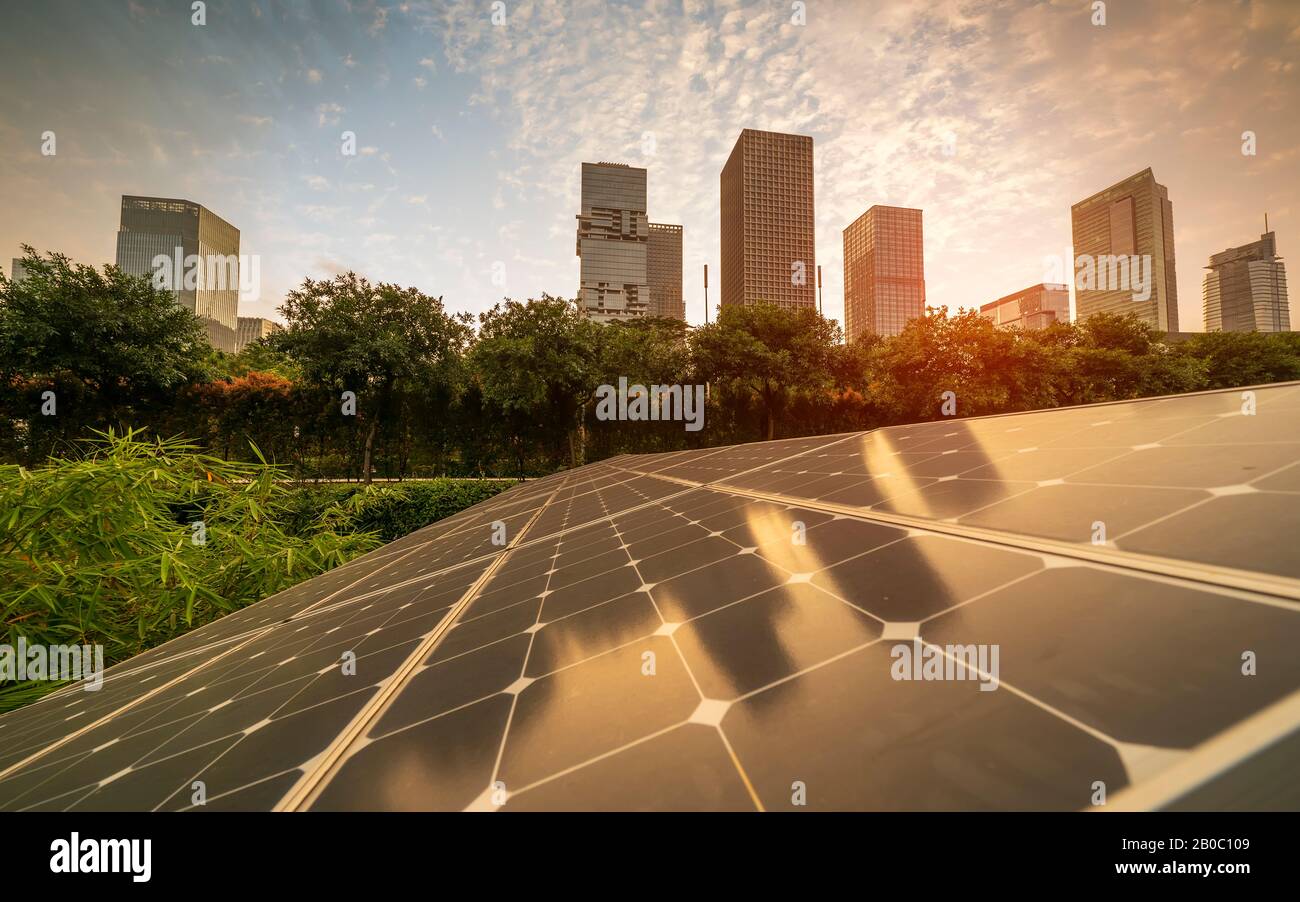 Energia ecologica rinnovabile pannello solare impianto con paesaggio urbano i punti di riferimento Foto Stock