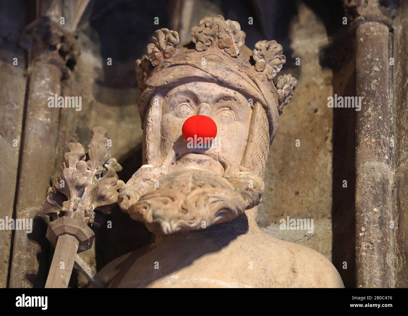 Colonia, Germania. 20th Feb, 2020. Un naso rosso clown è stato messo su una figura storica nel municipio sul Carnevale delle donne. Il carnevale femminile segna l'inizio del carnevale di strada. Credito: Oliver Berg/Dpa/Alamy Live News Foto Stock