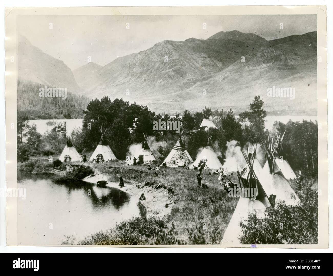 Keystone View Co. Inc. Di N.Y. fotografo, un villaggio americano nativo di Tepee indiano estivo, Glacier National Park, 1928, stampa in argento gelatina, 6 5/16 in. X 8 1/2 in. (16,03 cm x 21,59 cm Foto Stock