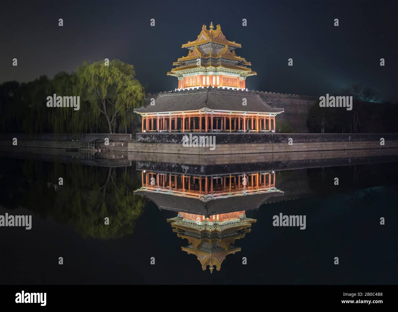 Torre della Città Proibita illuminata di notte a Pechino. Foto Stock