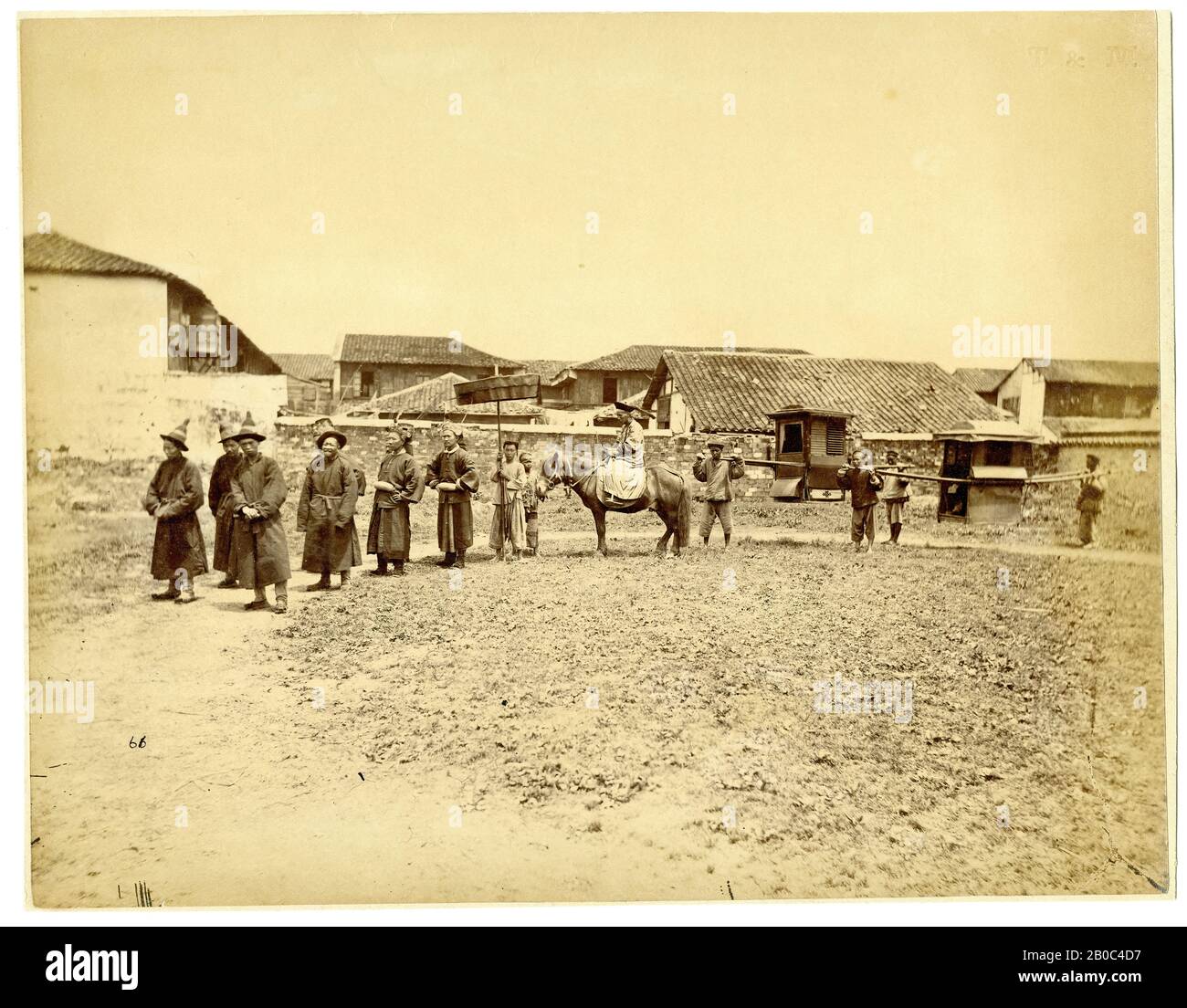 William Saunders, senza titolo (Processione con uomini e cavalli), da un album cinese, ca. 1870, stampa albume Foto Stock