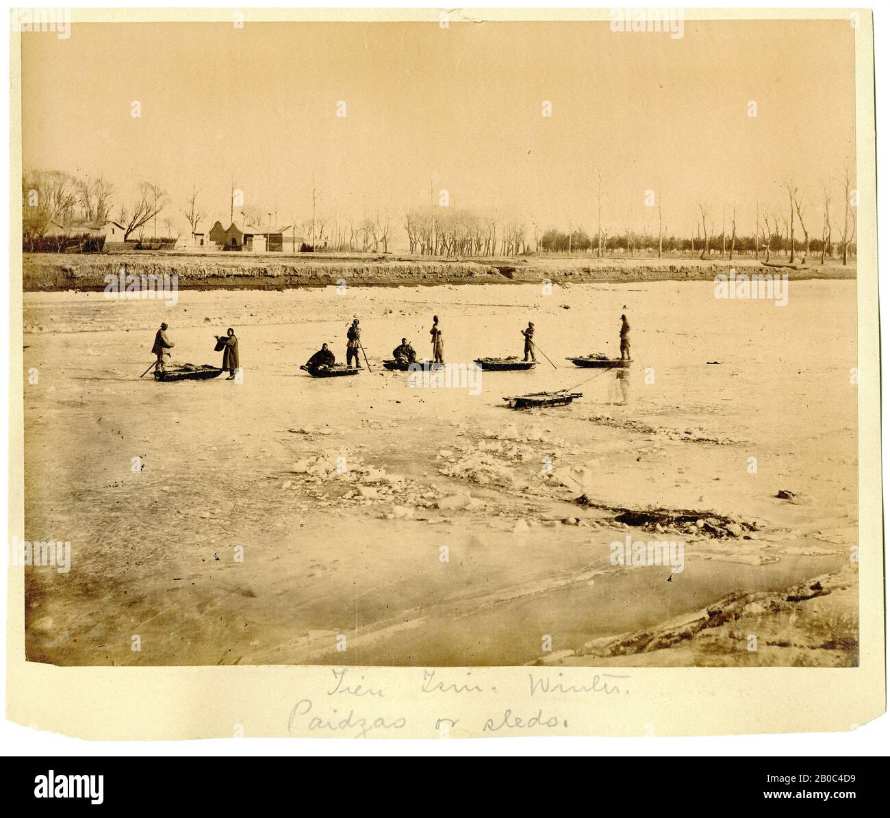 William Saunders, senza titolo (Men on Ice and Sleds), da un album cinese, ca. 1870, stampa albume Foto Stock