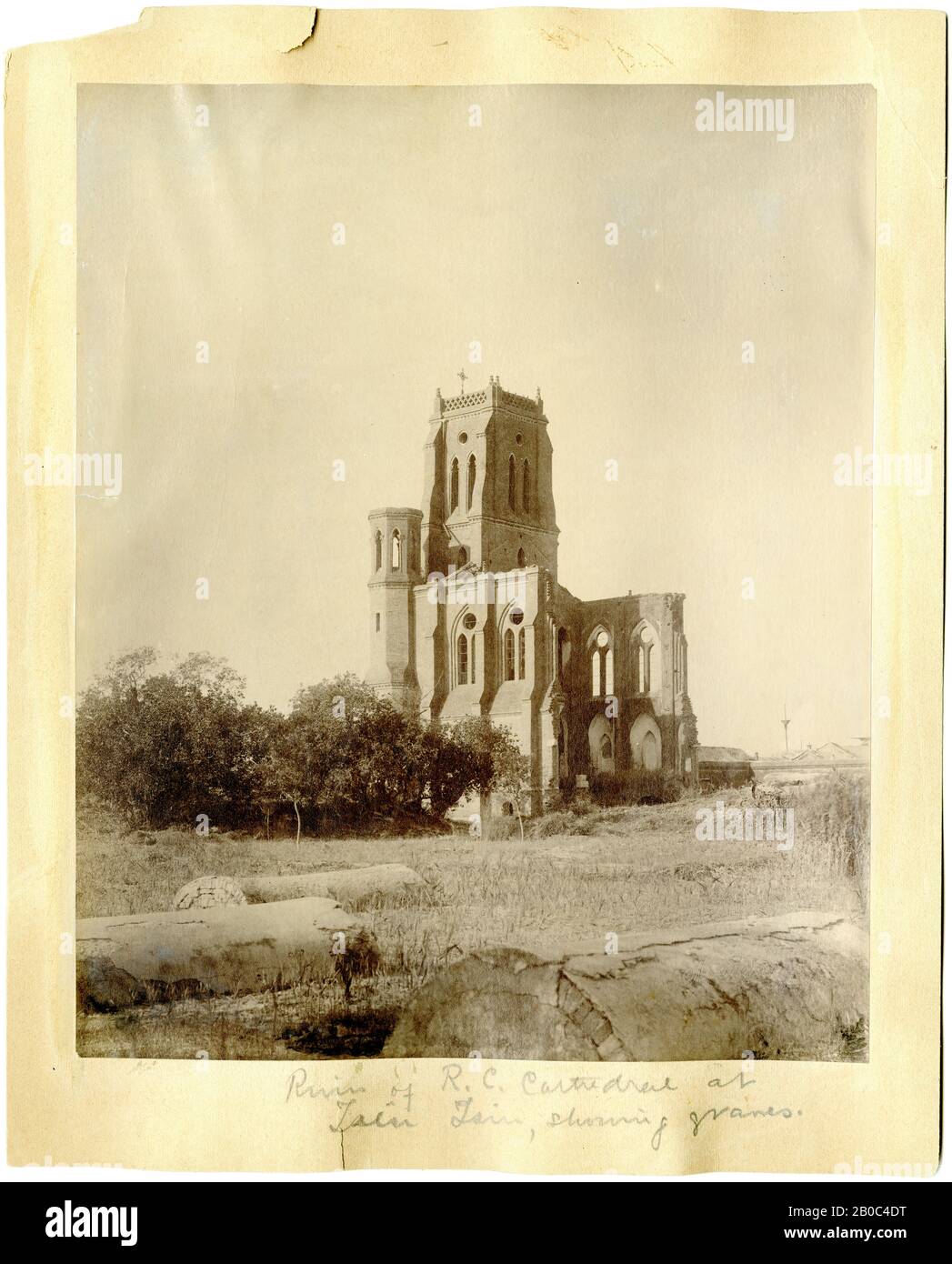 Artista sconosciuto, senza titolo (rovine di R.C. Cattedrale a [illeggibile] che mostra tombe ), n.d., stampa albume, 8 1/8x 7 in. (20,64x 17,78 cm Foto Stock