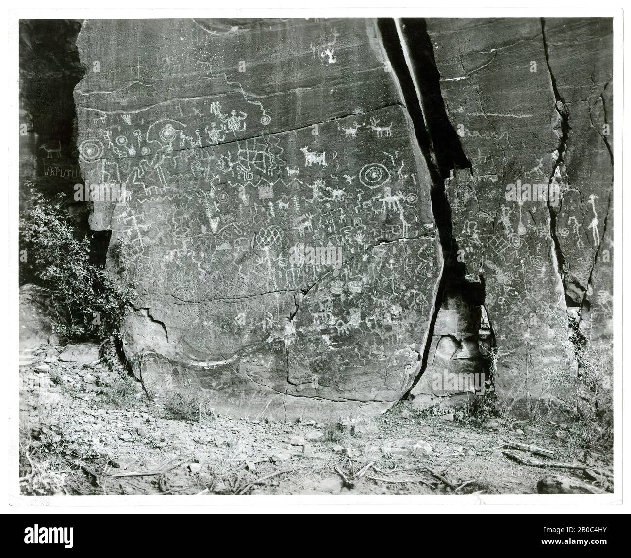 Union Pacific System Photographer, Prehistoric Picture Rocks, Zion National Park, Utah, 3/5/1925, Stampa In Argento Gelatina Foto Stock