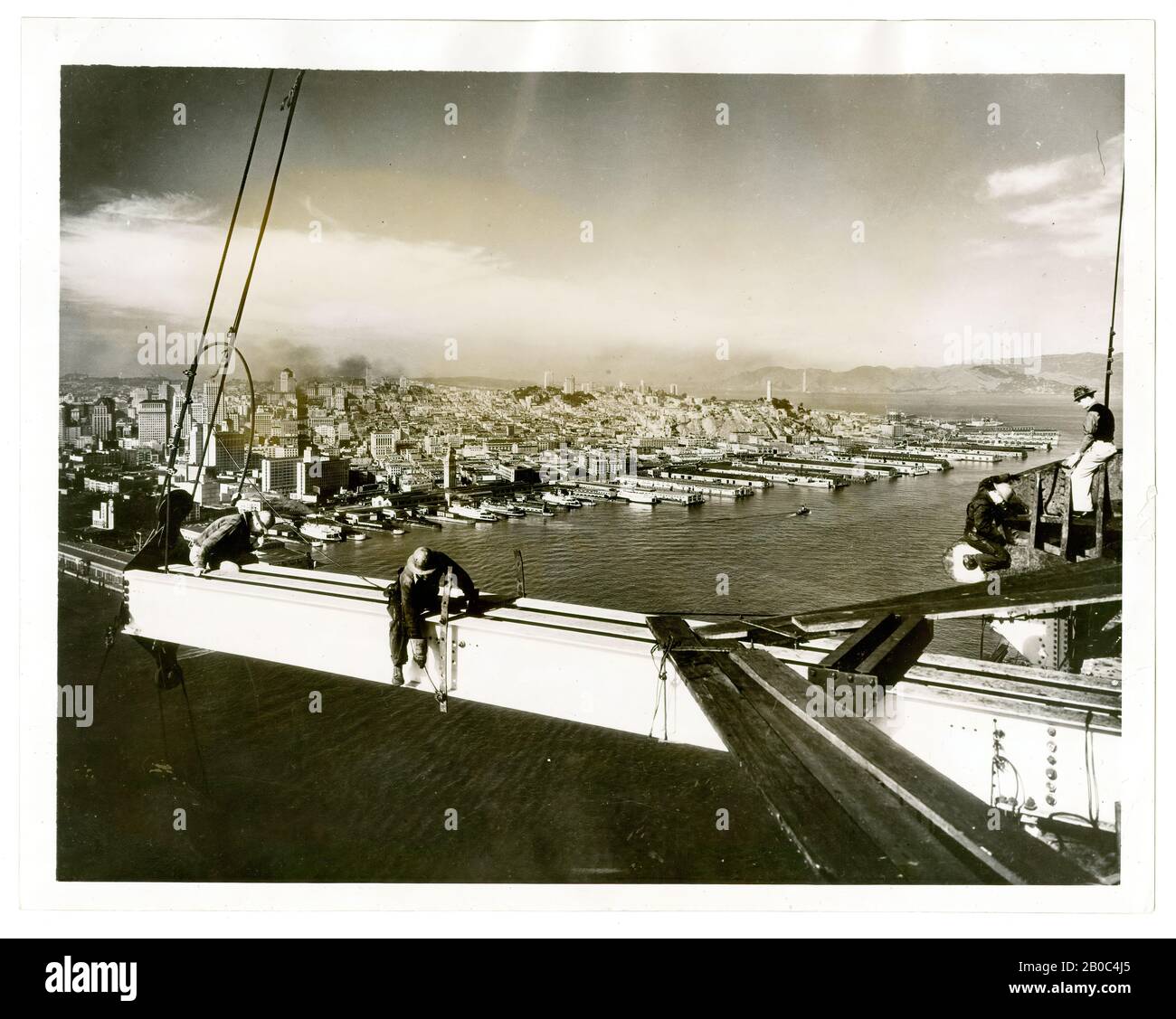 Fotografo Acme, lavoratori di Bridgeworkers a San Francisco – Oakland Bay Bridge, 17/11/1934, stampa in argento gelatina Foto Stock