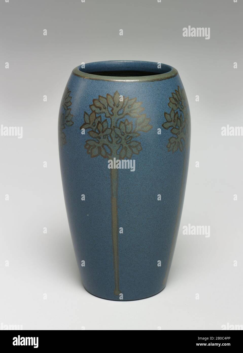 Artista sconosciuto (ceramica Marblehead), senza titolo (vaso con alberi stilizzati), n.d., terracotta rossa con smalto blu, 7" x 2 7/8 in. (17,78 cm x 7,3 cm Foto Stock