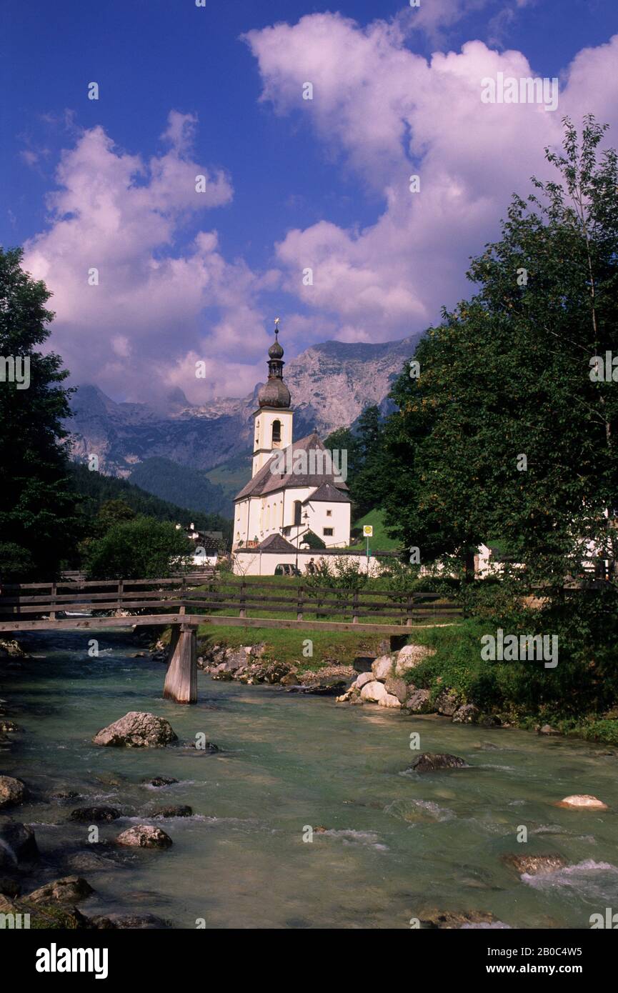 GERMANIA, BAVIERA, BERCHTESGADEN, RAMSAU, CHIESA CON ALM REITER SULLO SFONDO Foto Stock