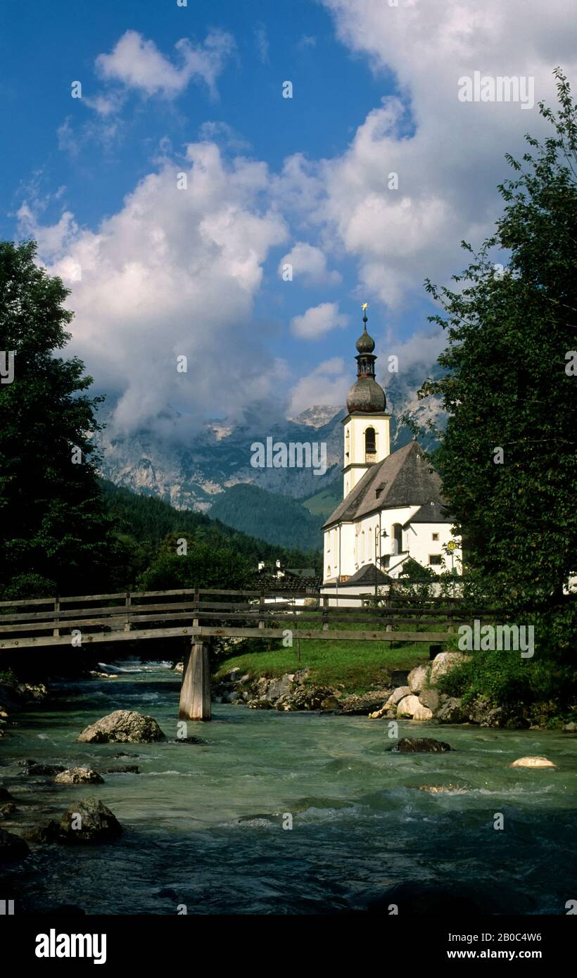 GERMANIA, BAVIERA, BERCHTESGADEN, RAMSAU, CHIESA CON ALM REITER SULLO SFONDO Foto Stock