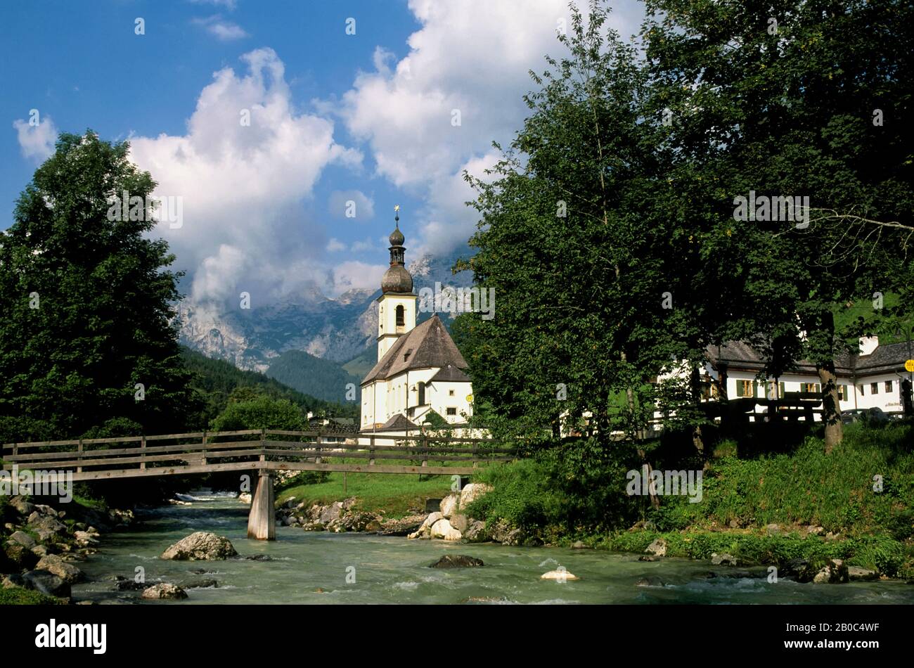 GERMANIA, BAVIERA, BERCHTESGADEN, RAMSAU, CHIESA CON ALM REITER SULLO SFONDO Foto Stock