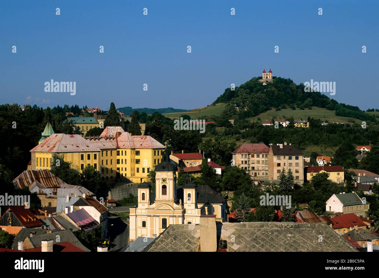 SLOVACCHIA, BANSKA STIAVNICA, CITTÀ CON COMPLESSO BAROCCO DI CALVARIO SULLO SFONDO Foto Stock
