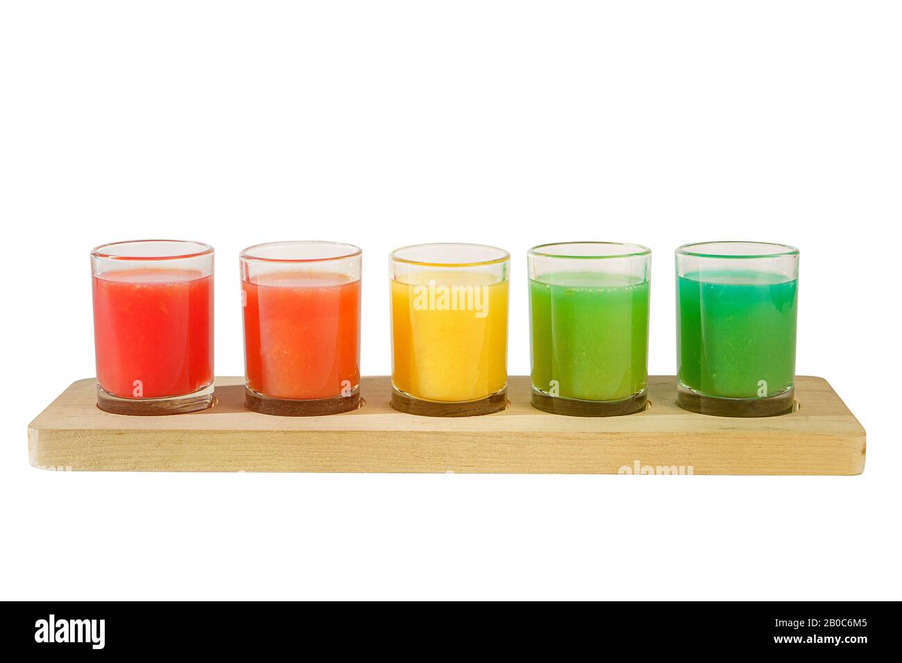 Variopinti cocktail opaco, una serie di scatti in una fila, cinque porzioni su un supporto di legno, il substrato. Vista laterale isolato sullo sfondo bianco. Bere per t Foto Stock