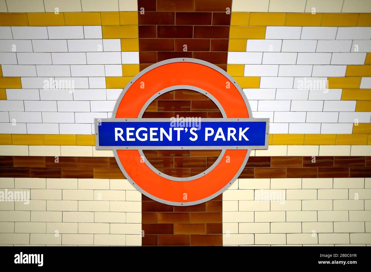 Londra, Inghilterra, Regno Unito. Stazione metropolitana Regents Park - piastrelle sulla piattaforma Foto Stock