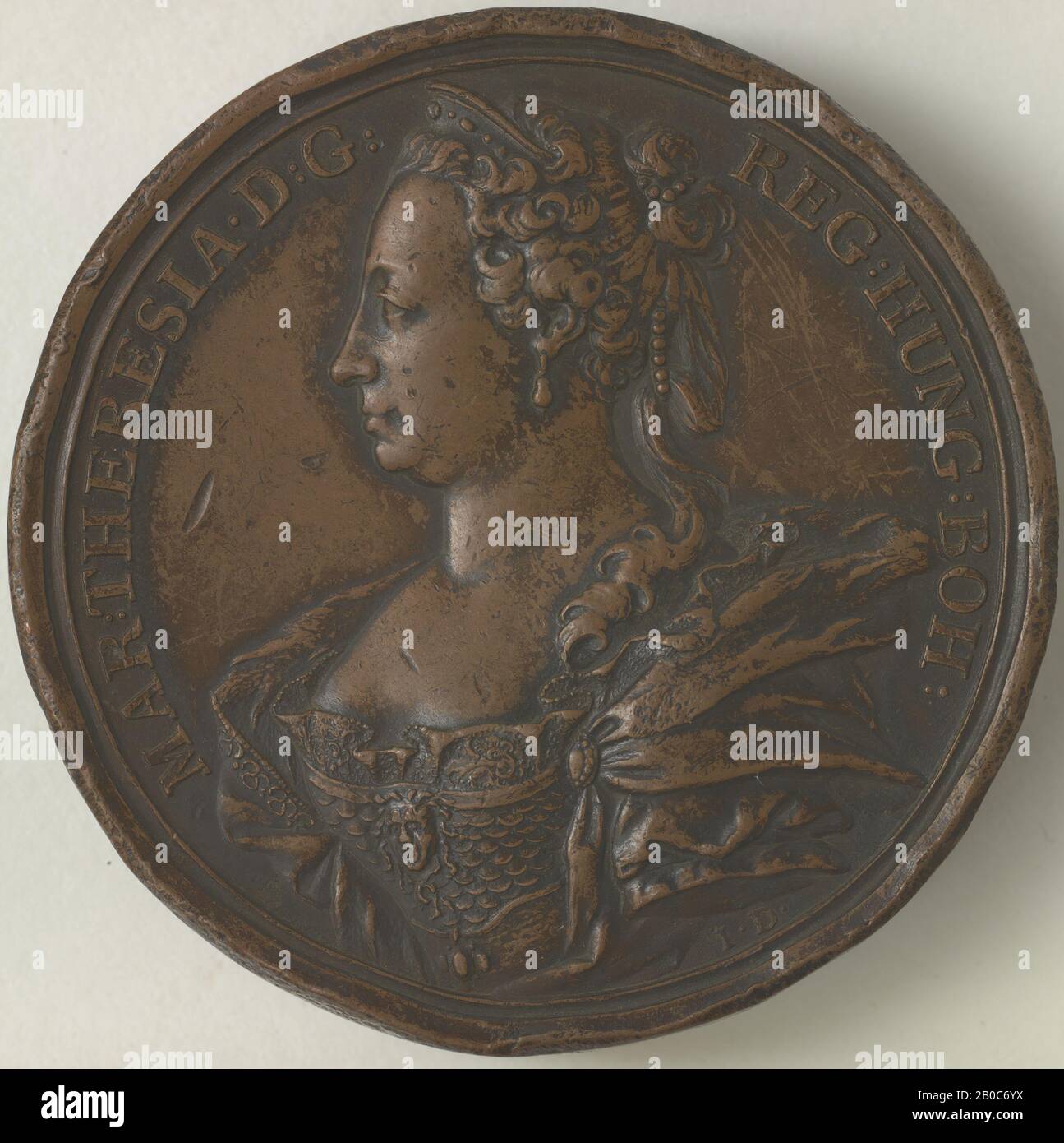 Jacques Antoine Dassier, Maria Teresa (1717-1780), Archduchessa d'Austria e Regina d'Ungheria e Boemia 1740-1780, Trattato di Fuessen, 1745, bronzo, tracce di patina nera, 3 15/16 in. (10 cm.), imperatrice Maria Teresa della linea austriaca degli Asburgo ascese al trono del Sacro Romano Impero nel 1740. Un'alleanza di poteri europei immediatamente sfidò la sua sovranità, citando la sua ineleggibilità come donna e spingendo la guerra di successione austriaca (1740-1748). Questa medaglia commemora il Trattato di Fuessen del 1745, che ha posto fine alla partecipazione della Baviera alla guerra, un momento decisivo che ha preso il via Foto Stock